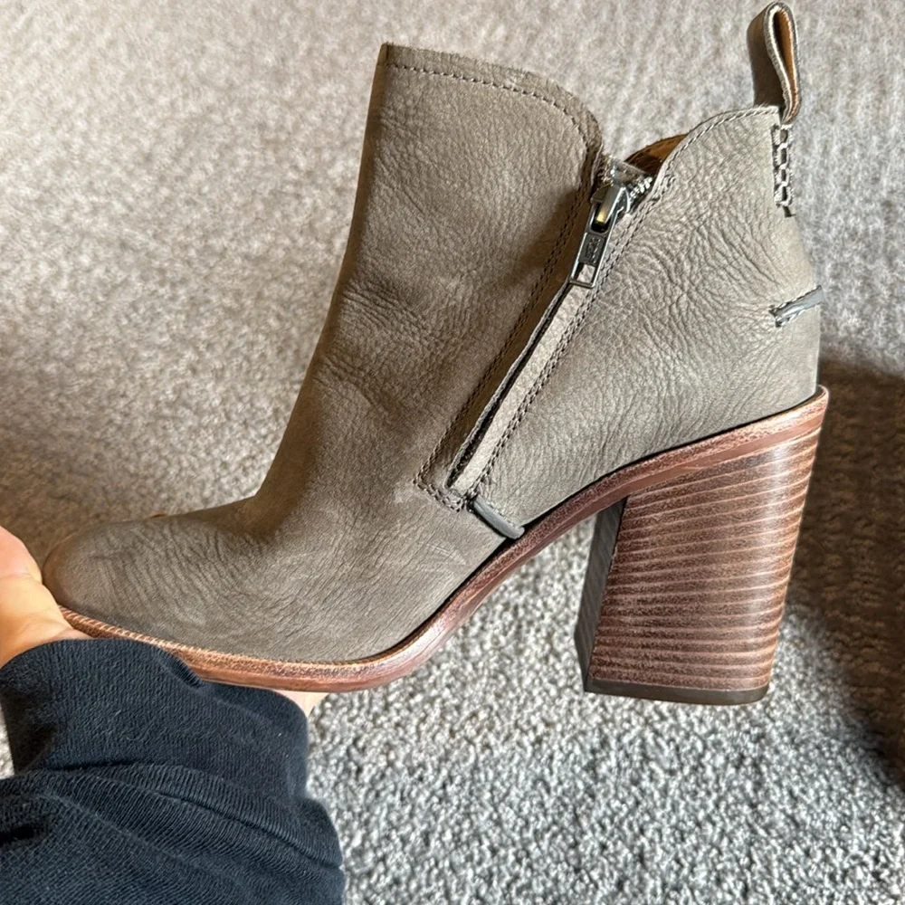 Ugg ankle boots. Brand new! - Picture 2 of 6
